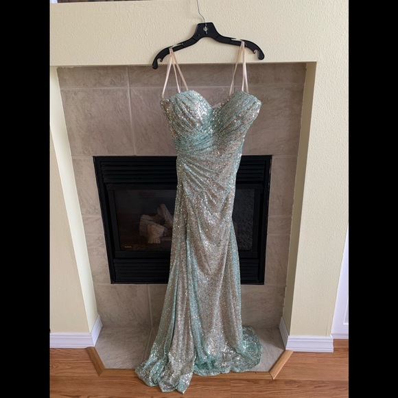 Amazing sequins gown - Picture 2 of 7